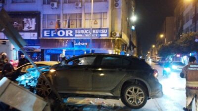 Hatay’ın İskenderun ilçesinde meydana gelen trafik kazasında, 2 otomobilin çarpışması