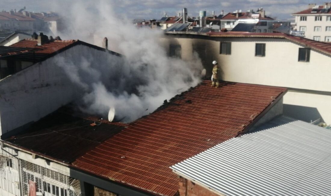 Yalvaç ilçesinde bir hurda işletmesinin çatısında meydana gelen yangın, itfaiyenin