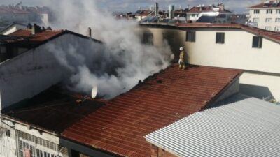 Yalvaç ilçesinde bir hurda işletmesinin çatısında meydana gelen yangın, itfaiyenin