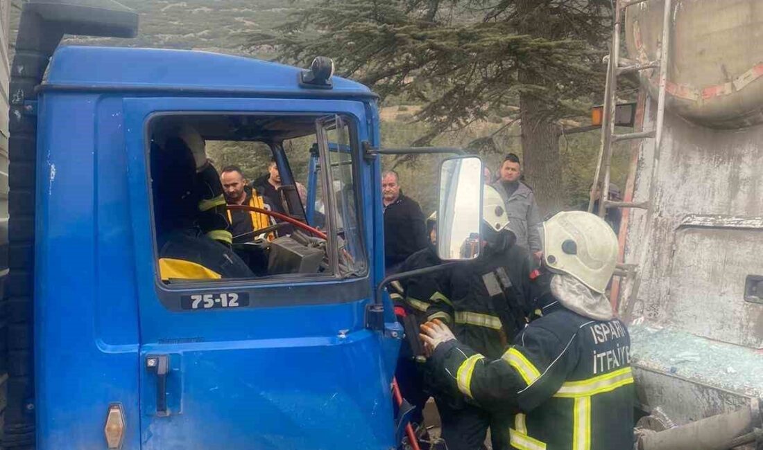 Isparta’da bir kamyonetle bir mikserin çarpışması sonucunda kamyonette sıkışan ve