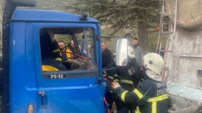 Isparta’da bir kamyonetle bir mikserin çarpışması sonucunda kamyonette sıkışan ve