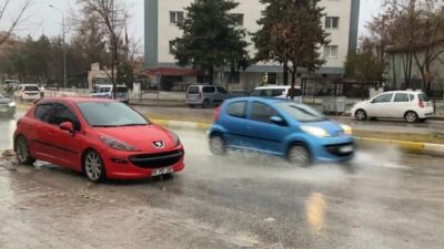 Isparta’da meydana gelen şiddetli yağış ve güçlü rüzgar, şehirde olumsuz