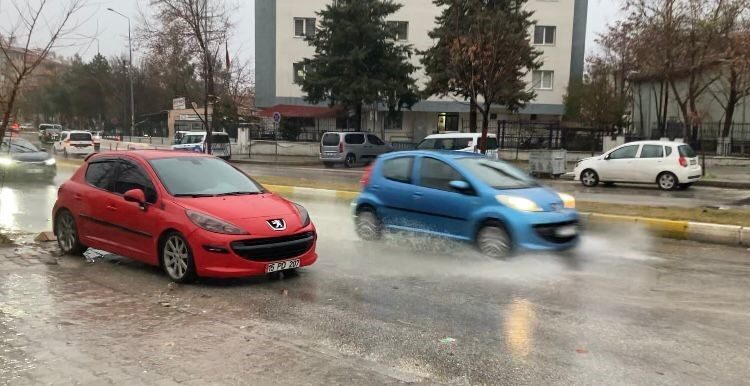 Isparta’da meydana gelen şiddetli yağış ve güçlü rüzgar, şehirde olumsuz