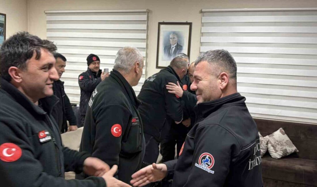 Düzce’nin itfaiye ekipleri, yeni yılın ilk saatlerinde görev başındaydı. Ailelerinden