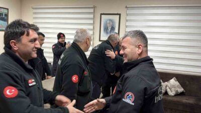 Düzce’nin itfaiye ekipleri, yeni yılın ilk saatlerinde görev başındaydı. Ailelerinden
