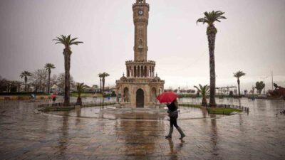 İzmir Büyükşehir Belediyesi, sabah saatlerinde etkili olan şiddetli yağış sonucu