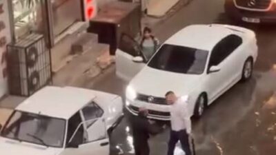 İzmir’in Karabağlar ilçesinde bir sürücü, trafikte yaşadığı tartışmanın ardından demir