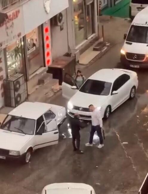 İzmir’in Karabağlar ilçesinde bir sürücü, trafikte yaşadığı tartışmanın ardından demir
