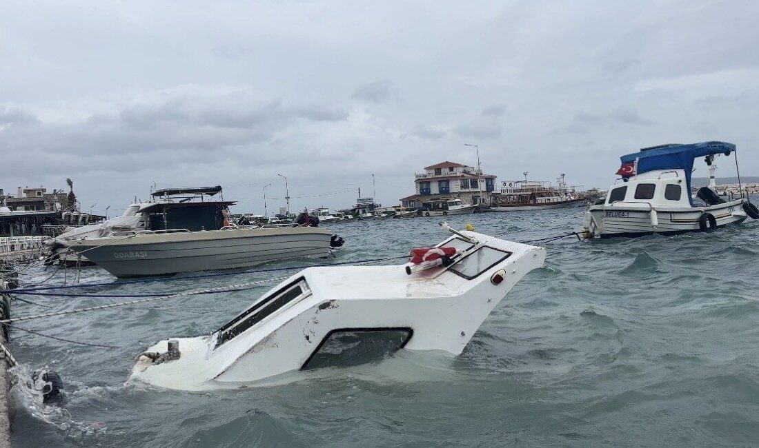 Karaburun ilçesinde meydana gelen şiddetli rüzgar ve sağanak yağış, Mordoğan
