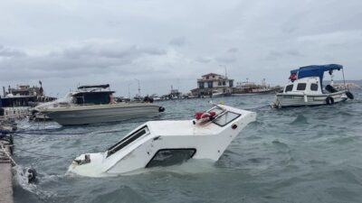 Karaburun ilçesinde meydana gelen şiddetli rüzgar ve sağanak yağış, Mordoğan
