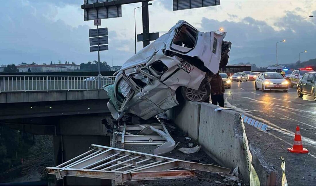 Buca ilçesinde meydana gelen trafik kazasında iş makinesi yüklü kamyon,