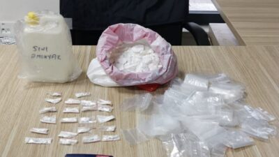İzmir’in Bayraklı ilçesinde polis ekipleri tarafından durdurulan bir şahsın üzerinde