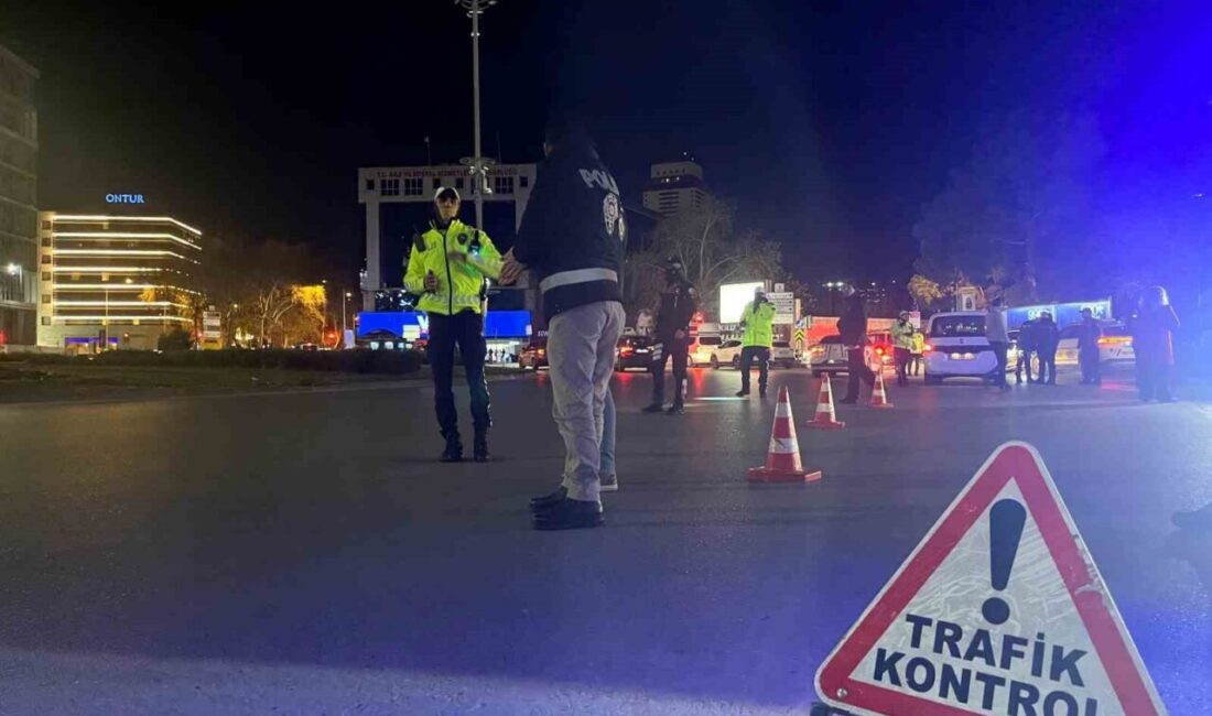 İzmir’in yeni yılı karşılaması esnasında, emniyet güçleri şehrin çeşitli noktalarında