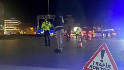 İzmir’in yeni yılı karşılaması esnasında, emniyet güçleri şehrin çeşitli noktalarında