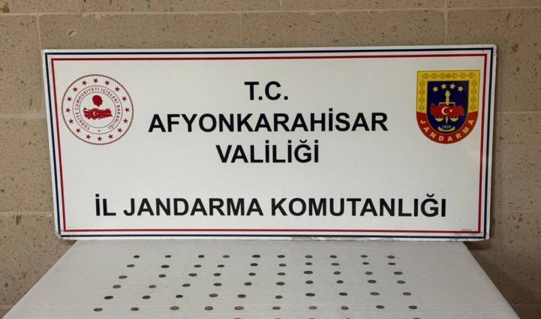Afyonkarahisar’da Jandarma ekiplerince gerçekleştirilen operasyonda, 70 adet tarihi bakır ve