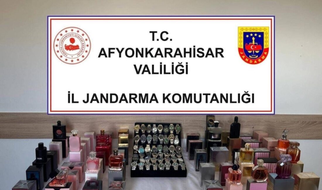 Afyonkarahisar ilinde jandarma tarafından düzenlenen operasyonda kaçak parfüm ve kol