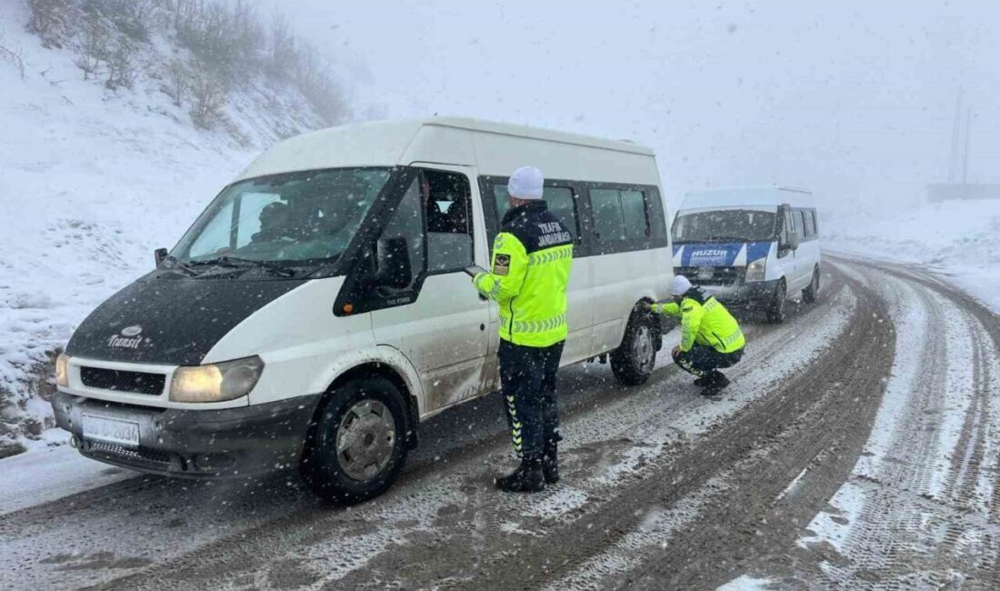 Hakkâri İl Jandarma Komutanlığı’na bağlı trafik jandarması ekipleri, kış aylarında