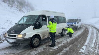 Hakkâri İl Jandarma Komutanlığı’na bağlı trafik jandarması ekipleri, kış aylarında
