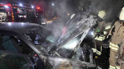 Kadıköy ilçesindeki bir apartmanın otoparkında park halinde olan bir Mercedes
