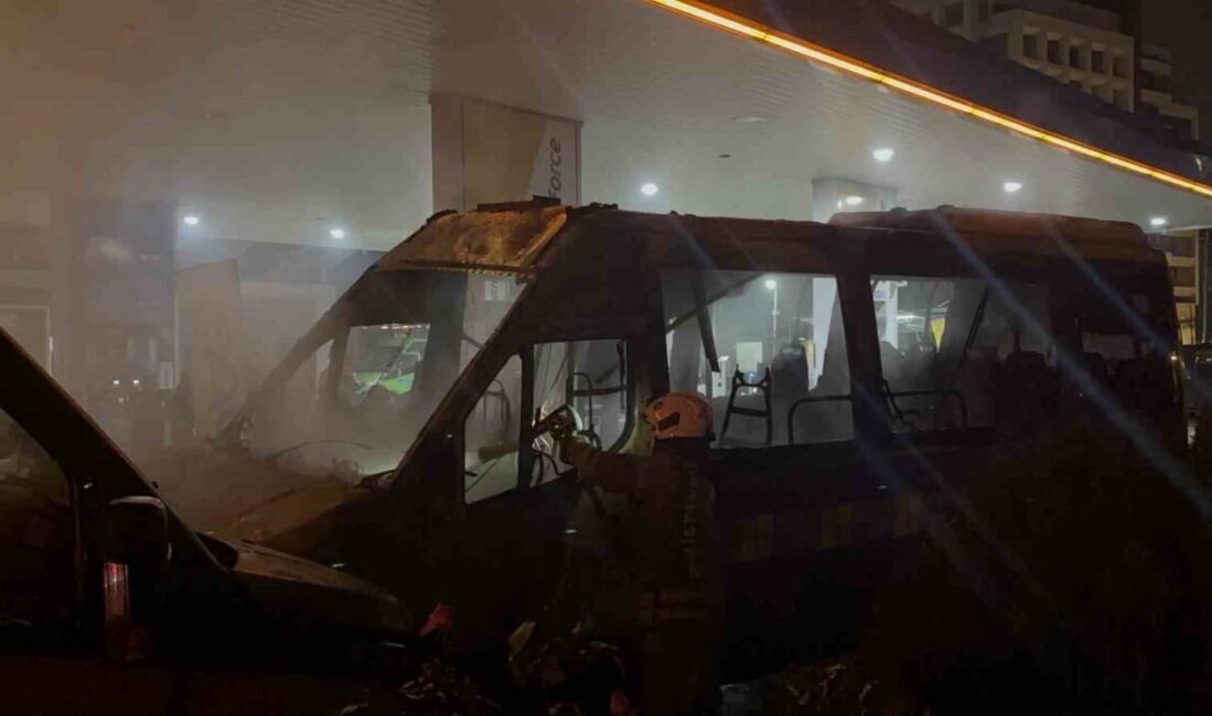 Kağıthane’deki bir benzin istasyonunda, park halindeki 2 minibüs yangınla karşı