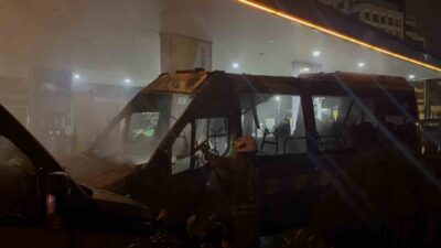 Kağıthane’deki bir benzin istasyonunda, park halindeki 2 minibüs yangınla karşı