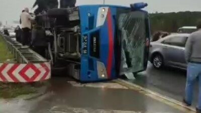 Kağıthane’de bir cezaevi nakil aracı, sürücüsünün kontrolünü kaybetmesi sonucu devrildi.