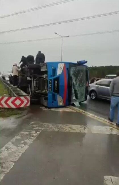 Kağıthane’de bir cezaevi nakil aracı, sürücüsünün kontrolünü kaybetmesi sonucu devrildi.