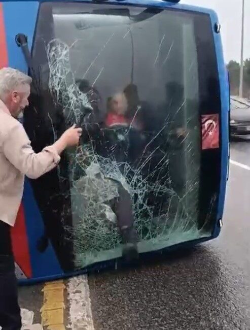 Kağıthane ilçesindeki bir cezaevi nakil aracının kontrolden çıkarak devrildiği kaza