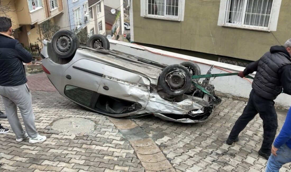 İstanbul’un Kağıthane ilçesinde bir otomobilin yokuş aşağı kontrolünü kaybetmesi sonucu