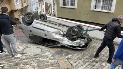 İstanbul’un Kağıthane ilçesinde bir otomobilin yokuş aşağı kontrolünü kaybetmesi sonucu