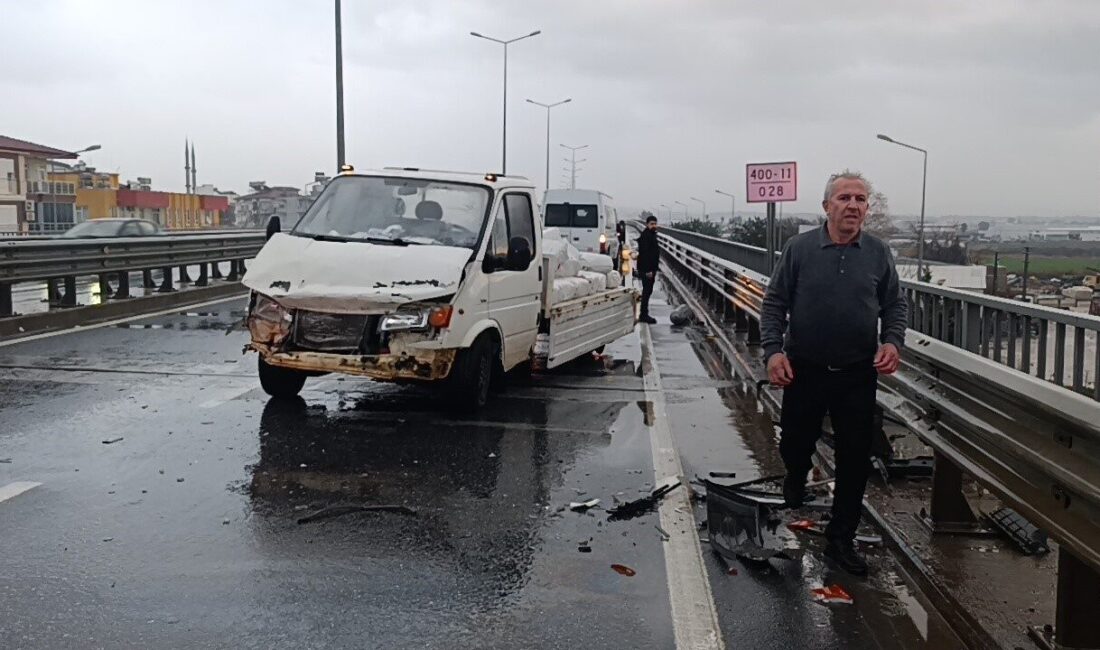 Manavgat, Antalya ilçesinde bir kavşakta meydana gelen kazada, bir kamyonet