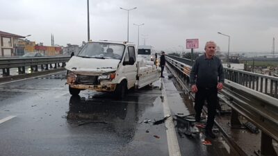 Manavgat, Antalya ilçesinde bir kavşakta meydana gelen kazada, bir kamyonet