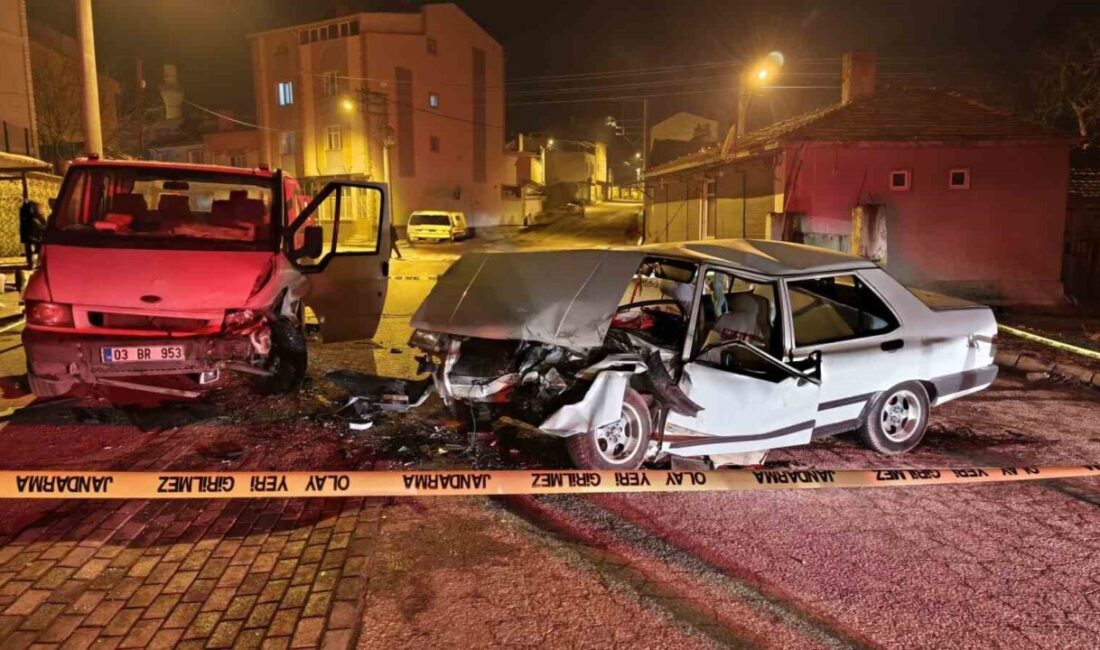 Afyonkarahisar’da meydana gelen trafik kazasında, bir kamyonet ile Tofaş marka