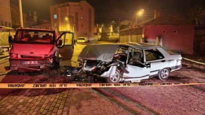 Afyonkarahisar’da meydana gelen trafik kazasında, bir kamyonet ile Tofaş marka