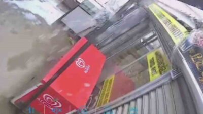 Hatay’da şiddetli yağışın neden olduğu kar birikintisi, prefabrik çarşının plastik