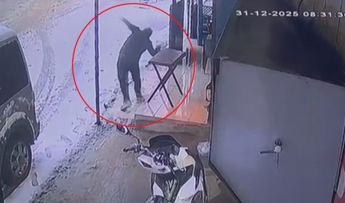 Hatay’da, karla kaplanmış fayans zeminde kayarak devrilen vatandaşların yaşadığı zor