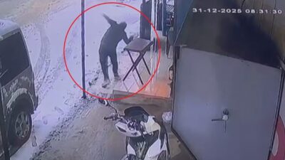 Hatay’da, karla kaplanmış fayans zeminde kayarak devrilen vatandaşların yaşadığı zor