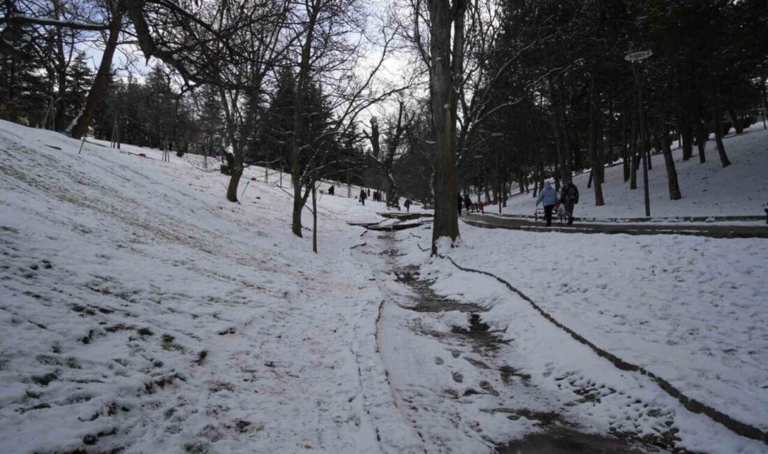 Başkent Ankara, dün gece etkisini gösteren kar yağışıyla beyaza büründü.