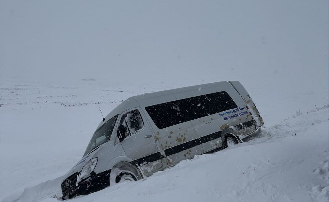 Ardahan ilinde kar yağışı ve tipinin etkisiyle kara saplanan bir