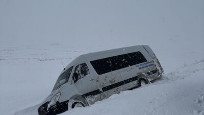 Ardahan ilinde kar yağışı ve tipinin etkisiyle kara saplanan bir
