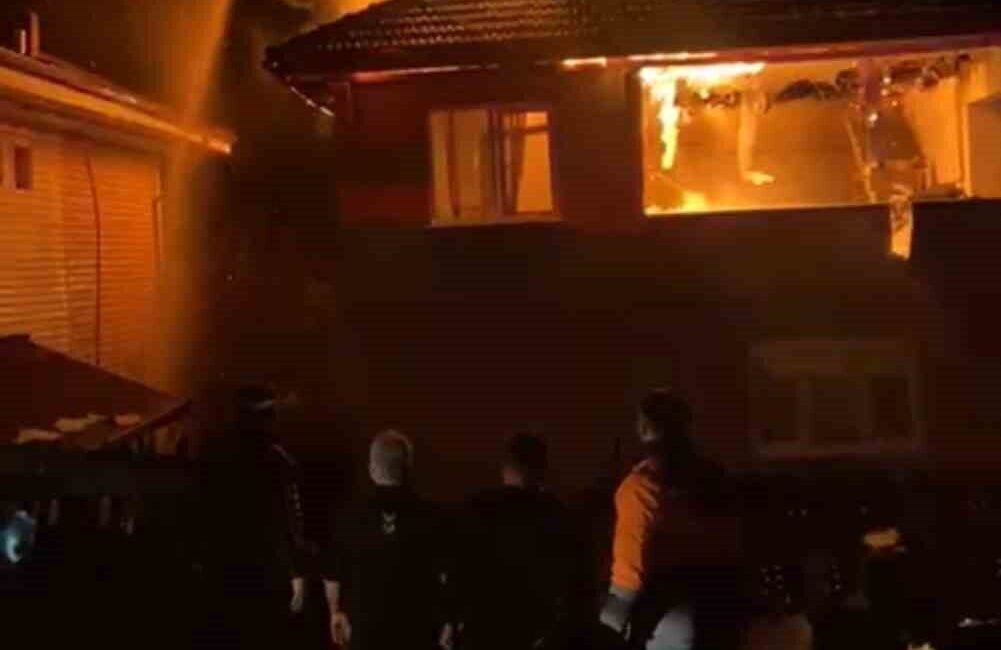 Yenice ilçesindeki bir evde çıkan yangın, itfaiye ekipleri tarafından kontrol
