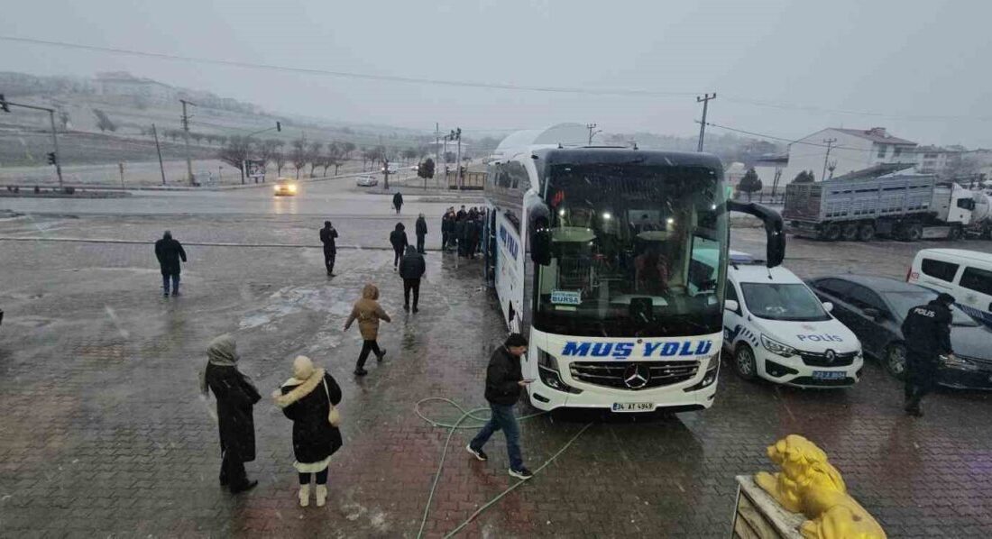Muş’tan Bursa’ya seyir halinde olan bir yolcu otobüsü, Elazığ’ın Karakoçan
