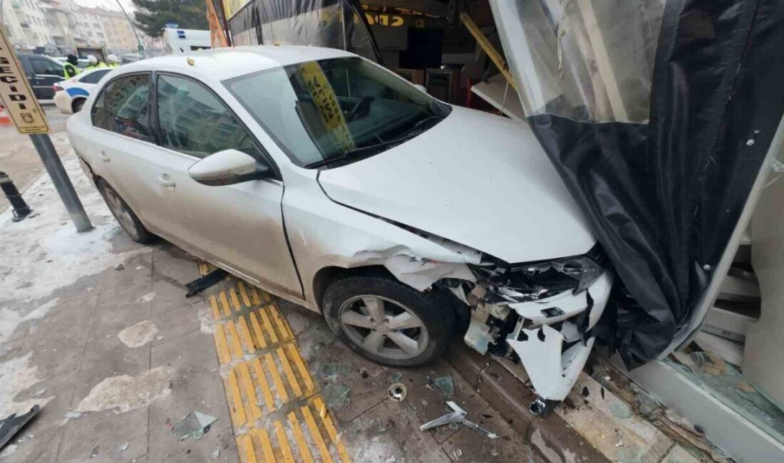 Karaman’da meydana gelen trafik kazasında, iki otomobilin kavşakta çarpışması sonucunda