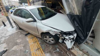 Karaman’da meydana gelen trafik kazasında, iki otomobilin kavşakta çarpışması sonucunda