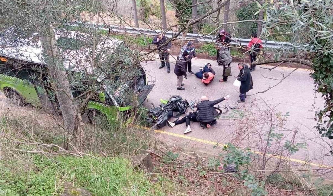 Karamürsel ilçesinde minibüs ile motosikletin çarpışması sonucu meydana gelen trafik