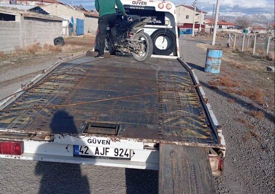 Konya’nın Karapınar ilçesinde polis ekipleri, ilçe genelinde yaptıkları denetimlerde trafik