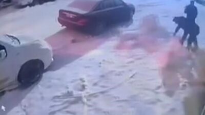 Elazığ’da, Sürsürü Mahallesi’nde bulunan bir iş yerinin önünde kardan adama