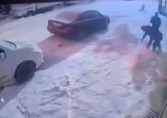 Elazığ’da, Sürsürü Mahallesi’nde bulunan bir iş yerinin önünde kardan adama