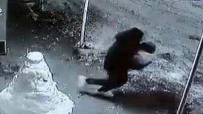 Elazığ’ın Yazıkonak beldesinde, bir kişi iş yerinin önünden geçerken kardan