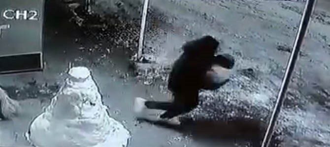 Elazığ’ın Yazıkonak beldesinde, bir kişi iş yerinin önünden geçerken kardan